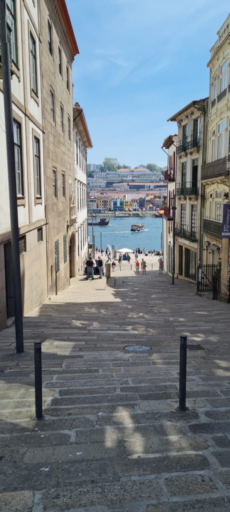 w to river Duoro, Porto